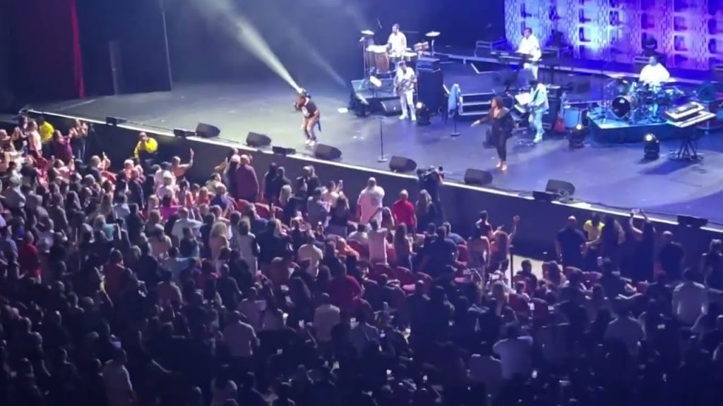 Spontaneous “Don’t Stop Believing” in FL…